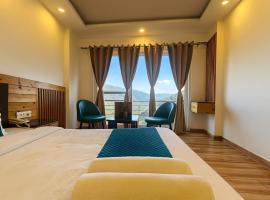 Hilltop Heaven With Scenic Mountain View，位于穆索里的酒店