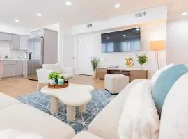 Luxury House 3-Level 4-bedroom, Free Parking and Patio