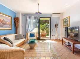 Villa Ray - Front row beachfront with garden，位于托里格兰德的酒店