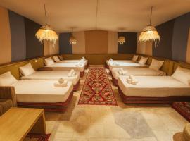 חאן השיירות- גלמפינג וחדרי אירוח, hotel in Midreshet Ben Gurion