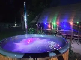 Agrowczasy Nad Stawem - Plus strefa jacuzzi przy domu z jedną sypialnią