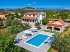 Holiday Home Tonka with pool