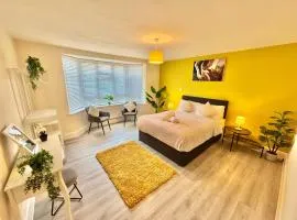 Central Three Bedroom Stay Near Beach & Town Centre - Free Parking - 5 Mins Walk to The Beach