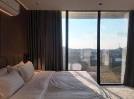 Merya Chalets - Al Shafa, hotel com estacionamento em Al Shafa