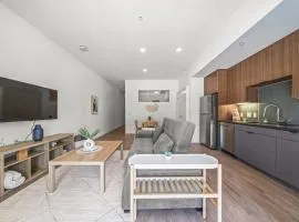 Stylish Condo Mins to Shoreline