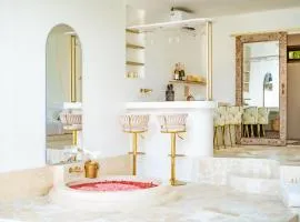 Sole 1BR Romantic Villa, 5 Min to Thomas Beach