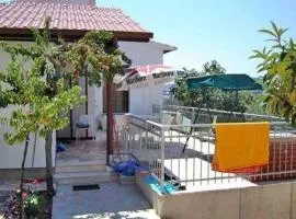 Ferienhaus mit Terrasse und Kinderpool an einer Bucht mit Meerblick