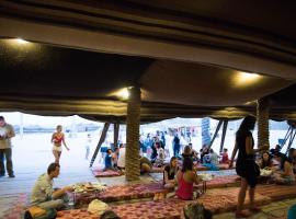 חאן השיירות- אוהלים בדואיים וקמפינג, hotel in Midreshet Ben Gurion