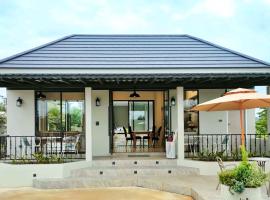 BLU-LIB Hotel, hotel with parking in Chumphon