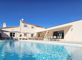 Villa lumineuse climatisée avec piscine, hotel in Vence