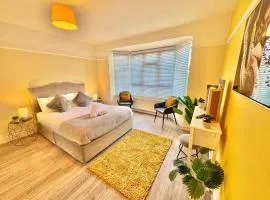 Stylish Three Bedroom Apartment - 5 Mins Walk to Beach - Free Parking