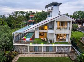 Gauri Villa by ELIVAAS 3-BHK Villa With Private Pool, Lounge, Garden & Bathtub With 360 Panoramic Hill Views Near Waterfalls, hotell sihtkohas Kasāra