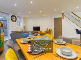 Jollys-Contemporary Beachfront Property, Pet Friendly with Hot Tub