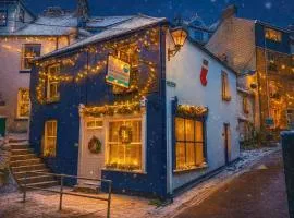 On Season 4 of BBC 1s BEYOND PARADISE - Prospect House is TWO PRIVATE APARTMENTS in this 17th CENTURY COTTAGE - Apartment 2 has a KIDS CABIN BUNK ROOM - Book both apartments for ONE LARGE HOUSE with Connecting Door In Lobby - FREE PUBLIC PARKING OUTSIDE