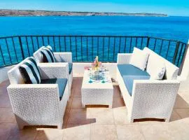 Seafront apartment Terrace, lounger & Panoramic ocean views