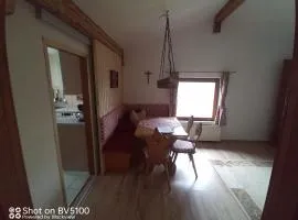 Ferienwohnung in schöner Naturlage, mit eigener Dachterasse, sowie Grill- und Spielplatznutzung