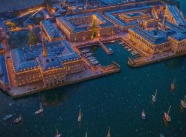 ROYAL WILLIAM YARD Luxury Apartments at "THE BRUCE" - FAMILY APARTMENT and Connecting DELUXE STUDIO - PRIVATE connecting lobby so BOOK BOTH For LARGER GROUPS - FREE ONSITE PARKING, hotel i Plymouth