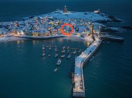 SMUGGLERS HIDE or SMUGGLERS CABIN - EITHER a 2 Bedroom FISHERMANS COTTAGE with Childs Bunk and HARBOUR VIEWS - OR a ground floor private small CABIN ROOM - 10 Metres To Sea Front - Book Both for a 3 Bed House - 2023 GLOBAL REFURBISHMENT AWARD WINNER, hotel in St Ives