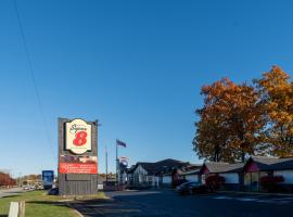 Super 8 by Wyndham Gananoque - Country Squire Resort，位于加纳诺克的精品酒店