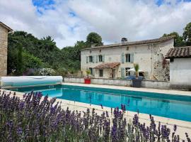 Charente Cozy Family Winter Retreat, hotel di Theil-Rabier