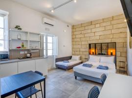 Private suite in a traditional Guest House with shared roof terrace and jacuzzi GOBLU，位于Għajn Dwieli的酒店