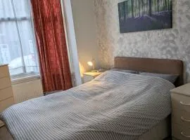 Kettering Town Vacations Free WiFi & Long stay with Shared Bathroom, lounge & kitchen with Double & Single rooms