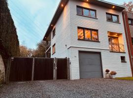 Rustige suite van 30m2 met parkeerplaats nabij natuur en centrum in Genk, hotel v destinaci Genk