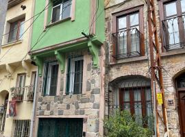 Cross House Historical Greek House with 3 Floors and Courtyard, hotel a Ayvalık