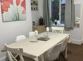 Peaceful Walkley home walking distance to city centre - street Parking, hotel a Walkly