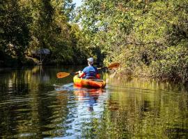 River Cabin - Fire Pit, Kayaks, Games, Dog Park, hótel í Menlo