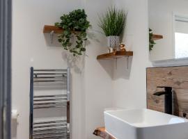 Highland Coo Lodge, hotel in Dunoon