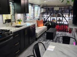 Sleek, Modern, Pet Friendly Custom Tour Bus!, готель у місті Клермонт