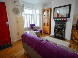 Charming 2 BDR Home with Garden and Light