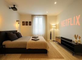 Cinéma & Jacuzzi aux Étoiles - CasaBianca Suite, Hotel in Saint-Étienne