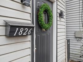 Charming 3Bed 2&half Bath with Deck & Free Strt Parking, ξενοδοχείο στο Πίτσμπουργκ