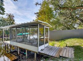 Riverfront Floral City Stay with Dock and Hot Tub!, hotel i Floral City