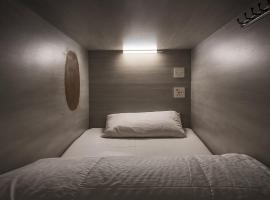 The Mini Homes Capsule Dorm Near Metro station, hotel en Dubái