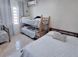 KITNET S2 em TORRES-RS - Na mais bela praia Gaúcha - Cozinha - Banheiro - Ar condicionado - TV smart 32' - Wi-Fi - Estacionamento - Anfitriã Superhost no BnB