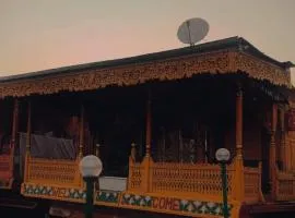 houseboat new moon group of houseboats