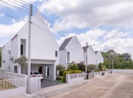 Private Courtyard Villa, ξενοδοχείο με υδρομασάζ σε Sara Buri