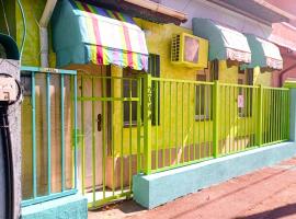 Artsy entire House, fully equipped, 2 rooms, 2 beds, parking, all to yourself!, ξενοδοχείο στο Βουκουρέστι