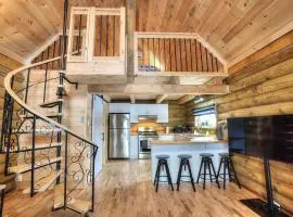 The Cozy Log Cabin with Private Hot Tub