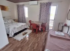 KITNET S4 em TORRES-RS - Confortável com cama casal box, cama de solteiro bicama, televisão, geladeira, micro-ondas, chaleira elétrica, ar-condicionado split - Anfitriã Superhost no BnB