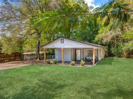 New Listing with Sunny Bungalow, Near Rafting and Golf，位于哥伦布的酒店