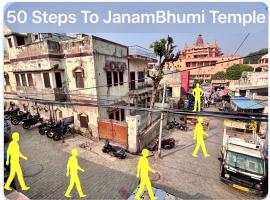 Divine Stay- Facing Krishna Janambhoomi Temple- Family Curated HomeStay - Hotel Like Amenities, hotel v destinaci Mathura