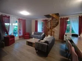 Gîte spacieux avec salle de jeux, tennis et cheminée, idéal pour familles et amis jusqu'à 15 pers. - FR-1-410-223