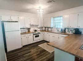 Million-Dollar View on Hickory Hill with Hot Tub, Hotel in Crowder