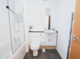 Top-Floor 2-Bed Near Braehead, hotel in Renfrew