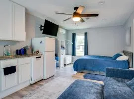 10 Mi to Lake Conroe Couples Retreat with Porch!