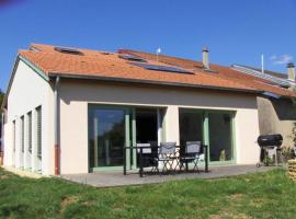 Gîte Contemporain en Écovillage avec Grande Terrasse et Proximité Attractions, 3 Chambres, PMR - FR-1-584-123, hotel i Ville-sur-Yron